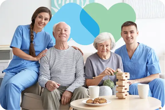 Cuidadora interagindo carinhosamente com senhora idosa em casa